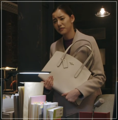 トレース[4話]新木優子の衣装！イヤリングにメガネやパーカーも！15