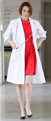 ドクターX(2019)米倉涼子の衣装！ワンピースにバッグや靴！Tシャツもx93